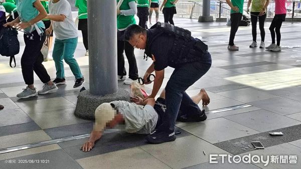 ▲失控基隆男台鐵站發狂。（圖／記者郭世賢翻攝）