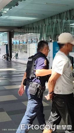 ▲失控基隆男台鐵站發狂。（圖／記者郭世賢翻攝）