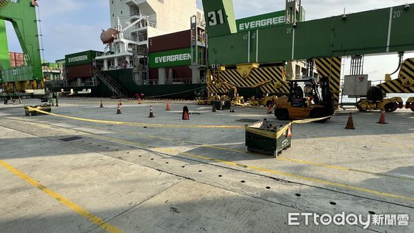 ▲▼高雄港工安意外，一男遭堆高機撞擊慘死。（圖／民眾提供）