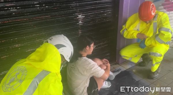 ▲▼ 女子未注意踩上玻璃，血流滿地。（圖／記者楊晨東翻攝）