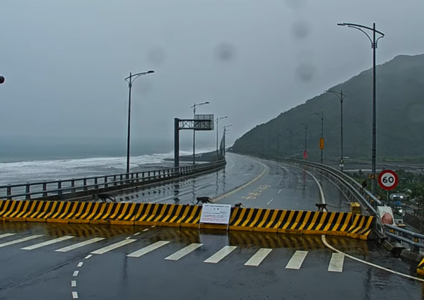 猴子觀浪。（圖／翻攝自Youtube@Amazing Taitung 台東就醬玩）