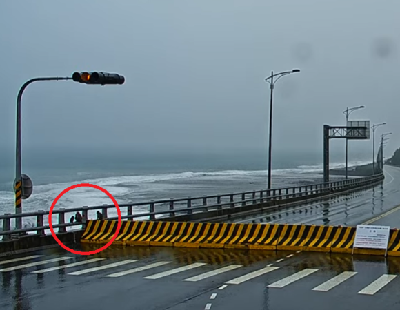 猴子觀浪。（圖／翻攝自Youtube@Amazing Taitung 台東就醬玩）