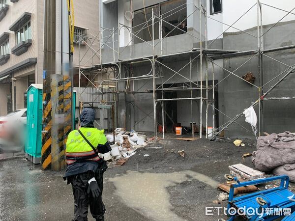 ▲小港工地鐵皮吹落，一名女子閃避時不慎跌倒。（圖／記者許宥孺翻攝）