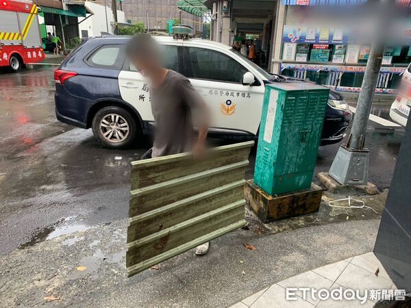 ▲小港工地鐵皮吹落，一名女子閃避時不慎跌倒。（圖／記者許宥孺翻攝）