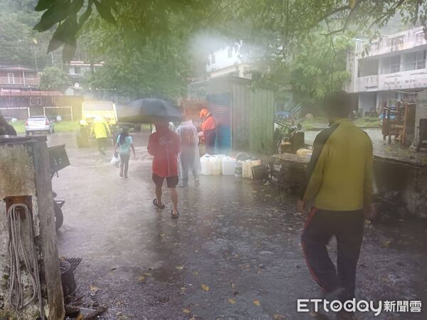 ▲里港分局協助三地門鄉撤離及預警性封路。（圖／記者陳崑福翻攝）