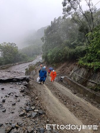 ▲里港分局協助三地門鄉撤離及預警性封路。（圖／記者陳崑福翻攝）