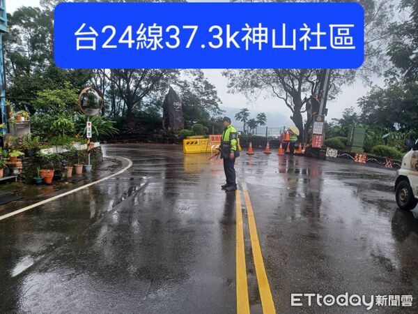 ▲里港分局協助三地門鄉撤離及預警性封路。（圖／記者陳崑福翻攝）