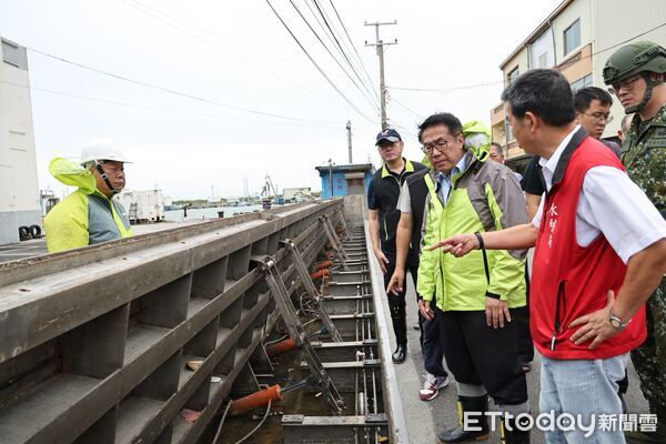 ▲黃偉哲市長中午視察青鯤鯓抽水站運作，確認設備正常。（圖／記者林東良翻攝，下同）