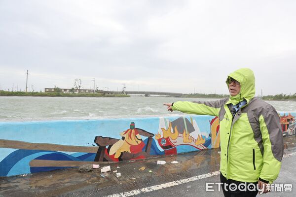 ▲黃偉哲市長中午視察青鯤鯓抽水站運作，確認設備正常。（圖／記者林東良翻攝，下同）