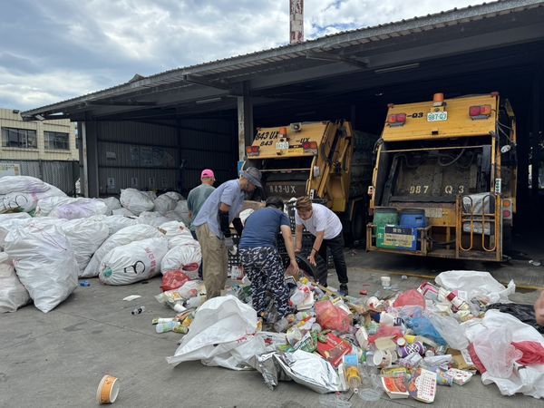 ▲鎮民將20萬支票連同垃圾丟棄，清潔隊員15分鐘。（圖／清潔隊提供）