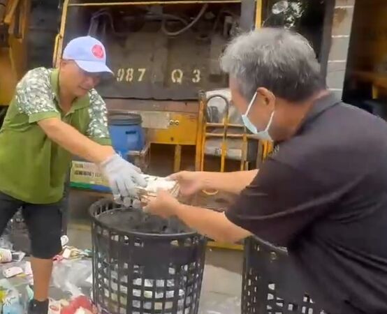 ▲鎮民將20萬支票連同垃圾丟棄，清潔隊員15分鐘。（圖／清潔隊提供）