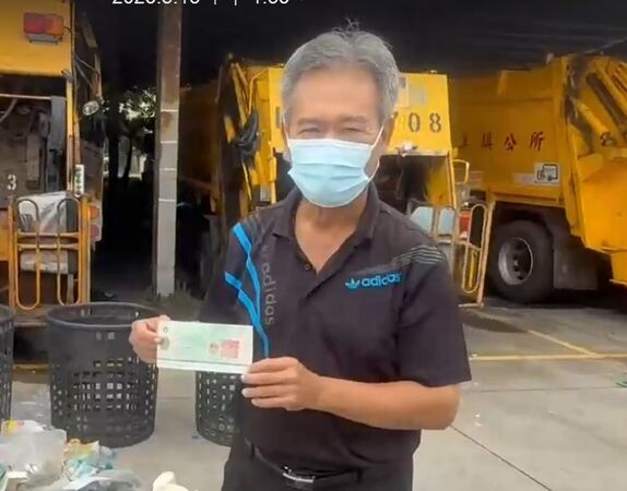 ▲鎮民將20萬支票連同垃圾丟棄，清潔隊員15分鐘。（圖／清潔隊提供）