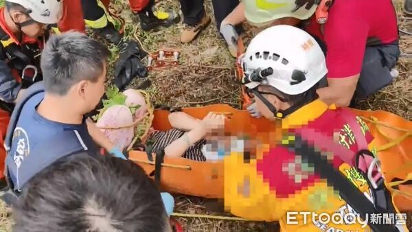 ▲▼搜救人員救出受困80公尺深山谷的王姓女駕駛。（圖／記者游芳男翻攝，下同）