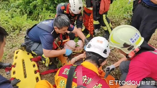 ▲▼搜救人員救出受困80公尺深山谷的王姓女駕駛。（圖／記者游芳男翻攝，下同）