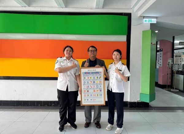 ▲台北海洋科技大學校長呂耀志(中)與獲選萬海小海星的邱紫晴同學。（圖／航港局提供）