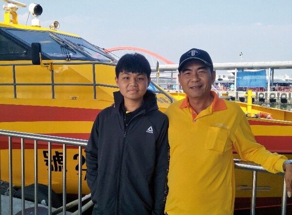 ▲獲選建華小海星的陳柏軒同學(左)與東琉線客船船長(右)。（圖／航港局提供）