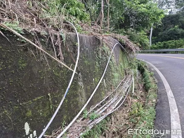 ▲台南市工務局加強山區邊溝清疏，呼籲民眾勿私掛管線影響排水。（記者林東良翻攝，下同）