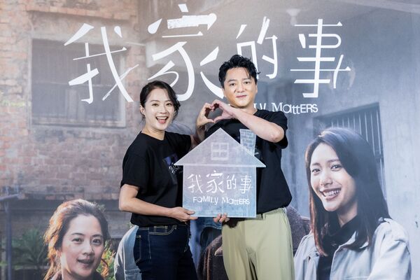 ▲《我家的事》演員曾敬驊、高伊玲、藍葦華、黃珮琪、導演潘客印，出席媒體試片。（圖／牽猴子提供）