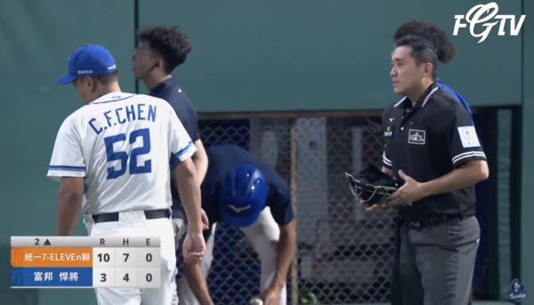 ▲悍將總教練陳金鋒上前爭論好球帶。（圖／悍將TV）