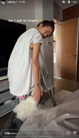 ▲鍾麗緹17歲女兒術後「拄拐杖」在家休養　2天前練球受傷急開刀。（圖／翻攝自Jaden IG）