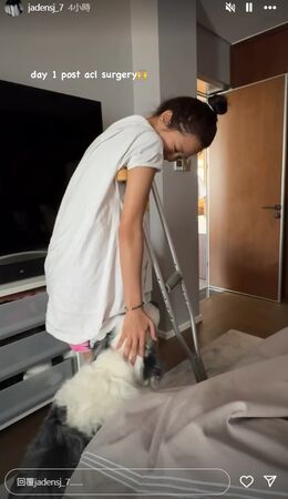 ▲鍾麗緹17歲女兒術後「拄拐杖」在家休養　2天前練球受傷急開刀。（圖／翻攝自Jaden IG）