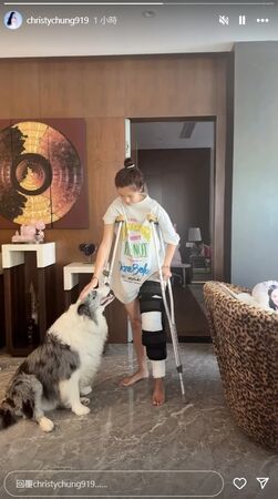 ▲鍾麗緹17歲女兒術後「拄拐杖」在家休養　2天前練球受傷急開刀。（圖／翻攝自鍾麗緹IG）