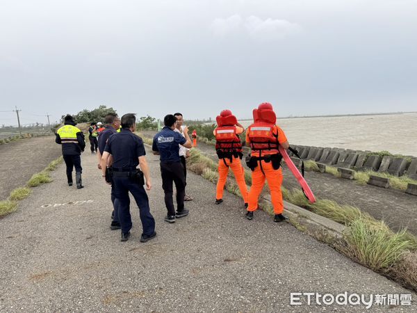 ▲嘉義2釣客出海口岸際堤防釣魚，1人失聯。（圖／記者翁伊森翻攝，下同）