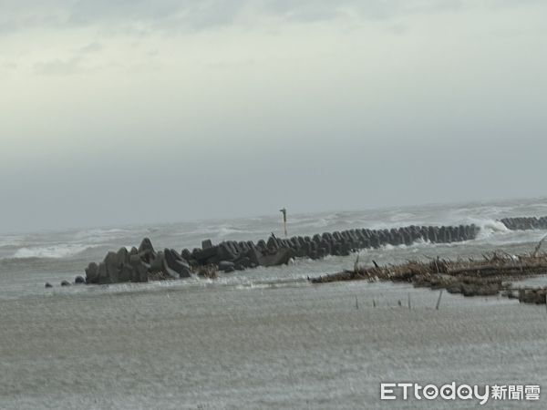 ▲嘉義2釣客出海口岸際堤防釣魚，1人失聯。（圖／記者翁伊森翻攝，下同）