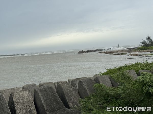 ▲嘉義2釣客出海口岸際堤防釣魚，1人失聯。（圖／記者翁伊森翻攝，下同）