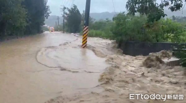 ▲▼恆春工商前道路淹水達一個輪胎高，道路變黃河。（圖／記者陳崑福翻攝）