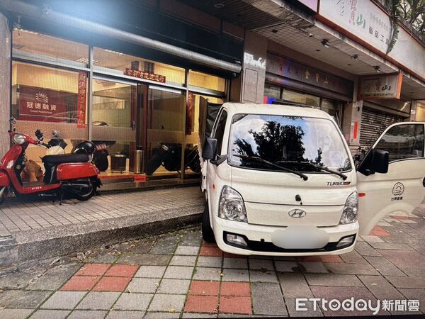 ▲▼肇事司機颱風天倒車撞進當舖，解釋因為踩錯油門導致。（圖／記者邱中岳翻攝）