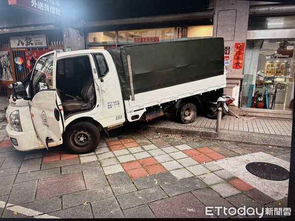 ▲▼肇事司機颱風天倒車撞進當舖，解釋因為踩錯油門導致。（圖／記者邱中岳翻攝）