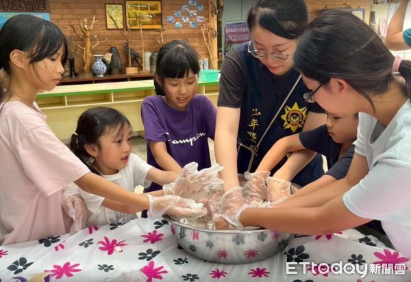 ▲雲林縣警察局於暑假期間共同舉辦「翻越枝梢．看見未來」兒少自然探索營。（圖／記者游瓊華翻攝）