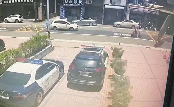 ▲桃園市新屋警分駐所旁大樓今天上午遭強風吹襲，大型玻璃被吹落地面瞬間。（圖／楊梅警方提供）