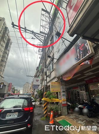 ▲台南市安南區同安路段招牌遭強風吹落，三分局警方迅速排除險情。（記者林東良翻攝，下同）