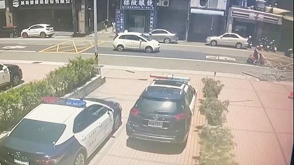 ▲桃園市新屋警分駐所旁大樓今天上午遭強風吹襲，大型玻璃被吹落地面，險些砸中路過女騎士。（圖／楊梅警方提供）