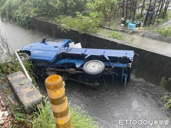 ▲▼颱風天出事了！高雄小貨車閃樹枝急煞　連人帶車墜落水溝 。（圖／記者賴文萱翻攝）