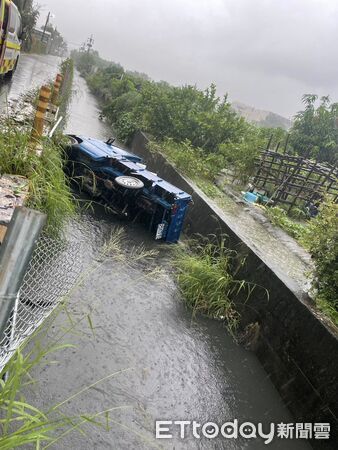 ▲▼颱風天出事了！高雄小貨車閃樹枝急煞　連人帶車墜落水溝 。（圖／記者賴文萱翻攝）