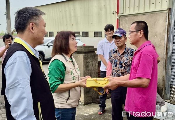 ▲黃偉哲夫人劉育菁前往新營探視遭攻擊受傷的蘇姓清潔隊員，關心傷勢與修養情形。（記者林東良翻攝，下同）