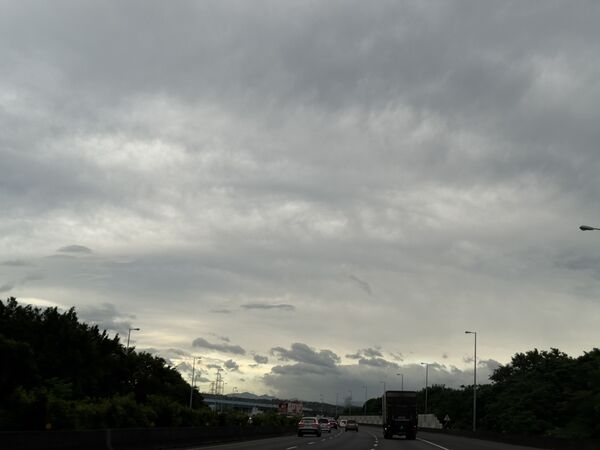 ▲彰化天氣悶熱天空灰沉沉。（圖／記者唐詠絮翻攝）