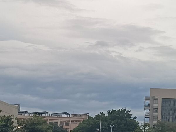 ▲彰化天氣悶熱天空灰沉沉。（圖／記者唐詠絮翻攝）