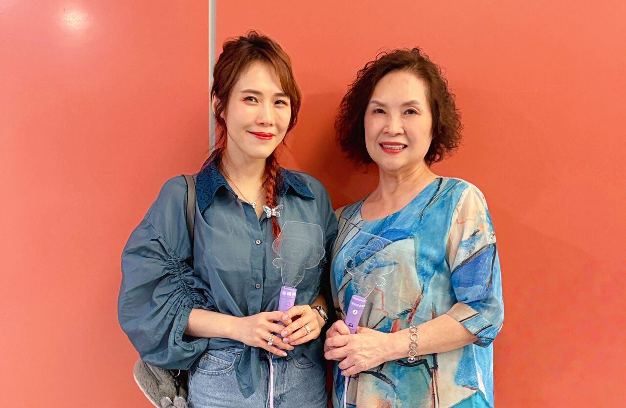 ▲▼吳申梅與媽媽去看江蕙演唱會。（圖／喜上梅梢娛樂提供）