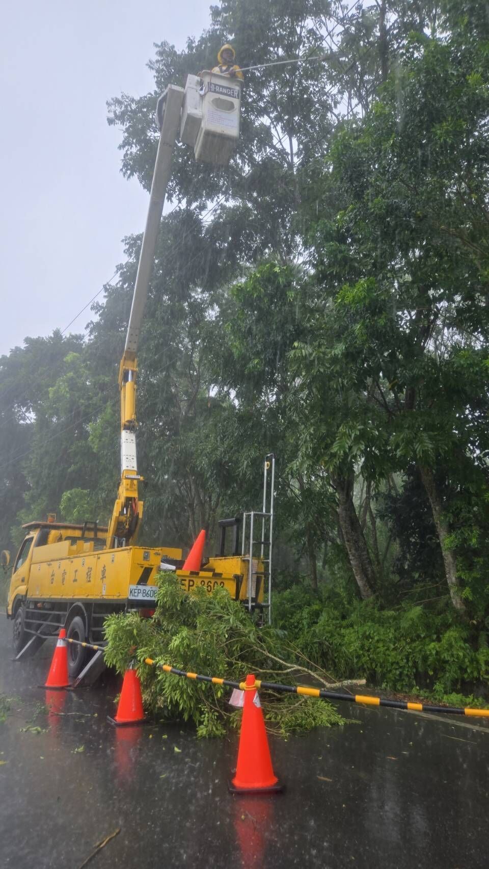 ▲▼台電人員於花蓮地區進行樹木碰觸修剪及開關跳脫復舊等搶修作業。（圖／記者陳瑩欣翻攝）