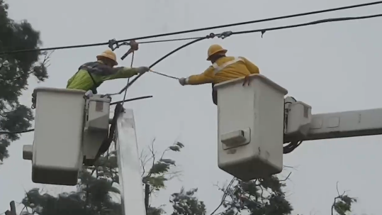 ▲▼台電同仁於屏東牡丹進行高壓斷線搶修。（圖／記者陳瑩欣翻攝）