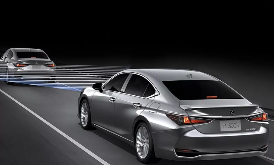 ▲台灣和泰釋出福利、照顧舊車主！ES、UX能回廠升級全速域ACC。（圖／翻攝自LEXUS）