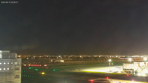 ▲▼桃園機場晚間傳出UPS貨機落地時右側發動機擦到跑道的狀況。（圖／翻攝YouTube／遊桃園 Taoyuan Travel）