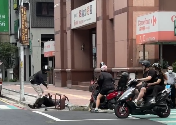 ▲▼新北颱風天「老翁被吹倒」路人接力扶起　影片瘋傳：這才是真實台灣。（圖／chi_xxx26授權提供）