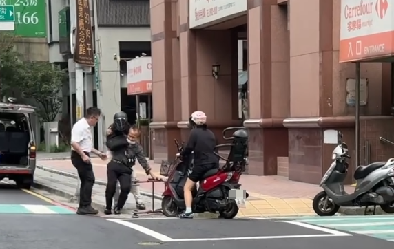 ▲▼新北颱風天「老翁被吹倒」路人接力扶起　影片瘋傳：這才是真實台灣。（圖／chi_xxx26授權提供）