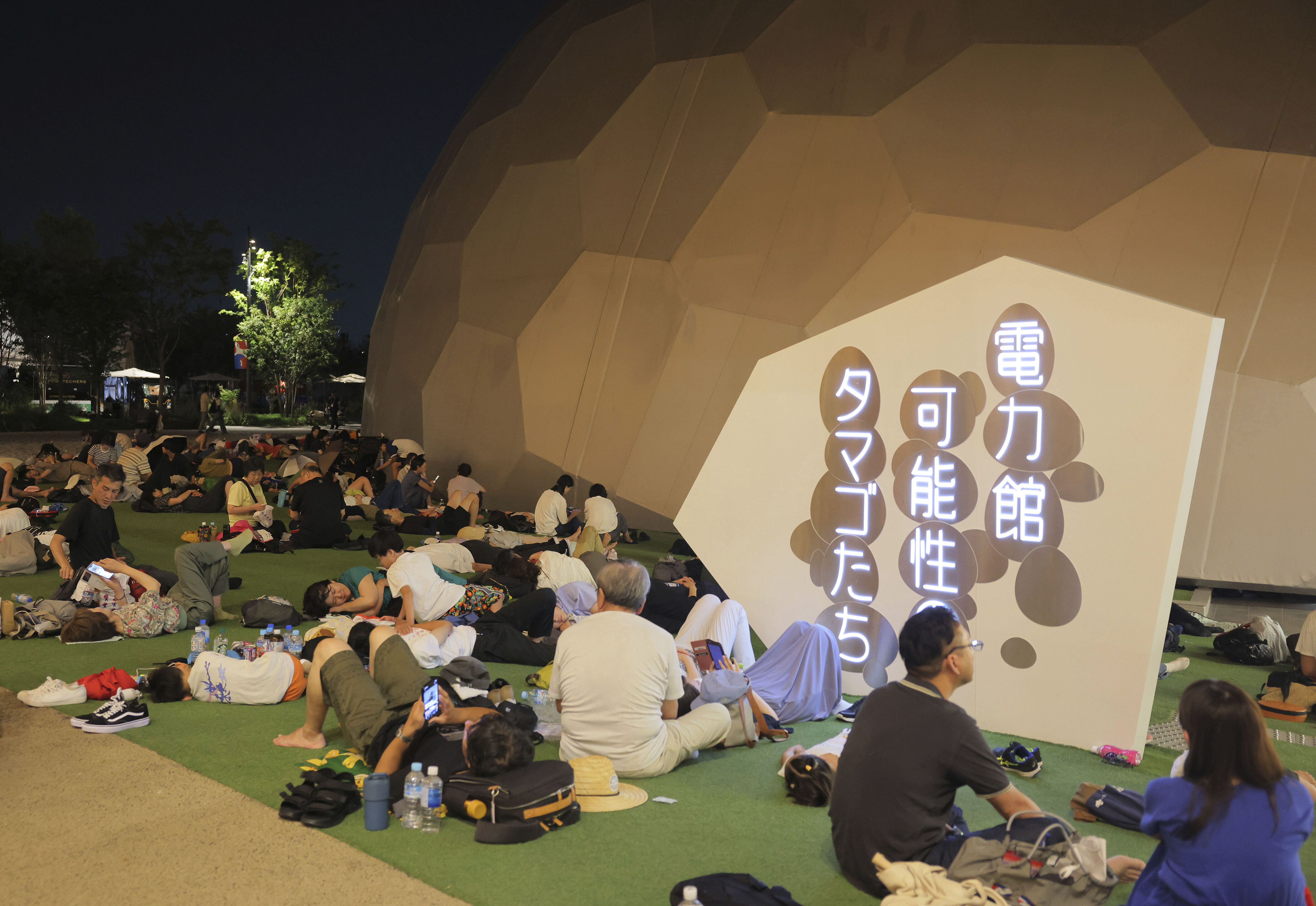 ▲▼大阪地鐵停駛，受困的大阪世博遊客只能苦中作樂。（圖／達志影像／美聯社）