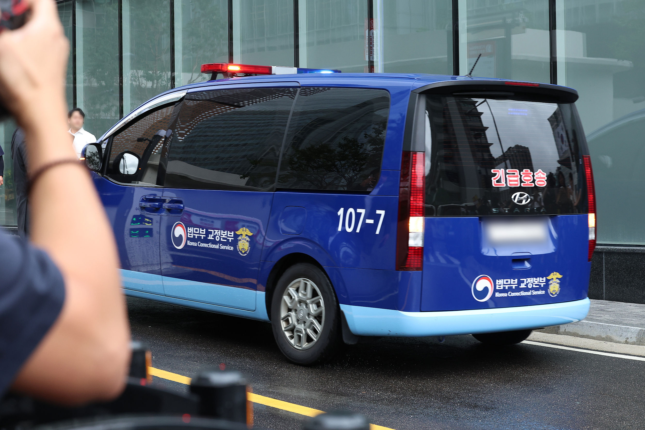 ▲▼金建希14日被銬上手銬、穿著私人便服,搭乘法務部專車離開首爾南部看守所。(圖/VCG)